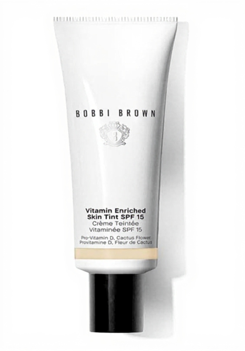 Tube de la crème teintée hydratante Bobbi Brown SPF 15 posé sur une table de dressing